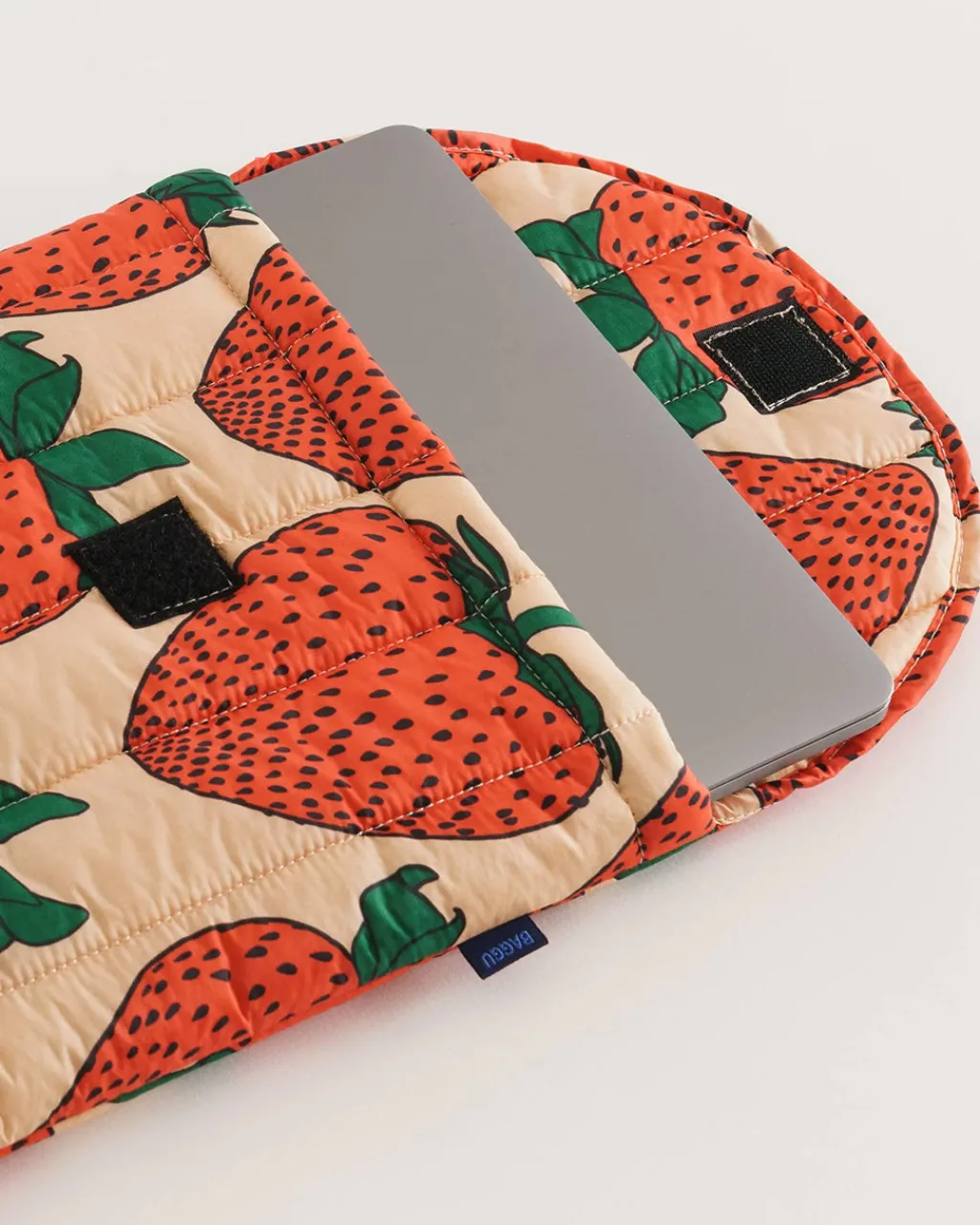 Baggu Puffy Laptop Sleeve 16" - Strawberry Best